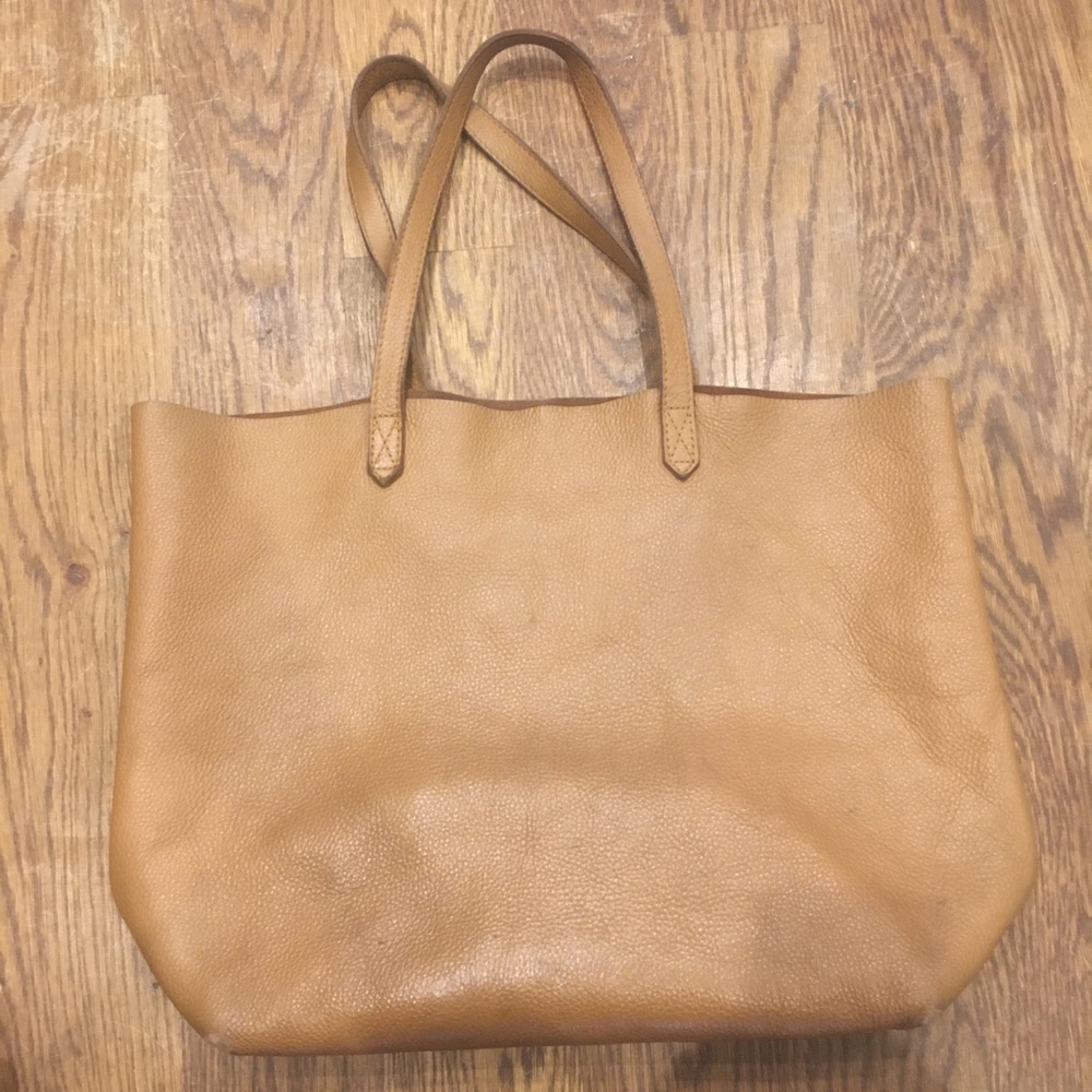 Cuyana women’s classic leather tote in caramel
